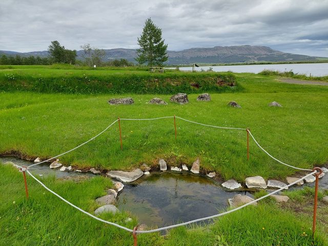 ロイガルヴァトン湖のフォンタナ地熱スパ